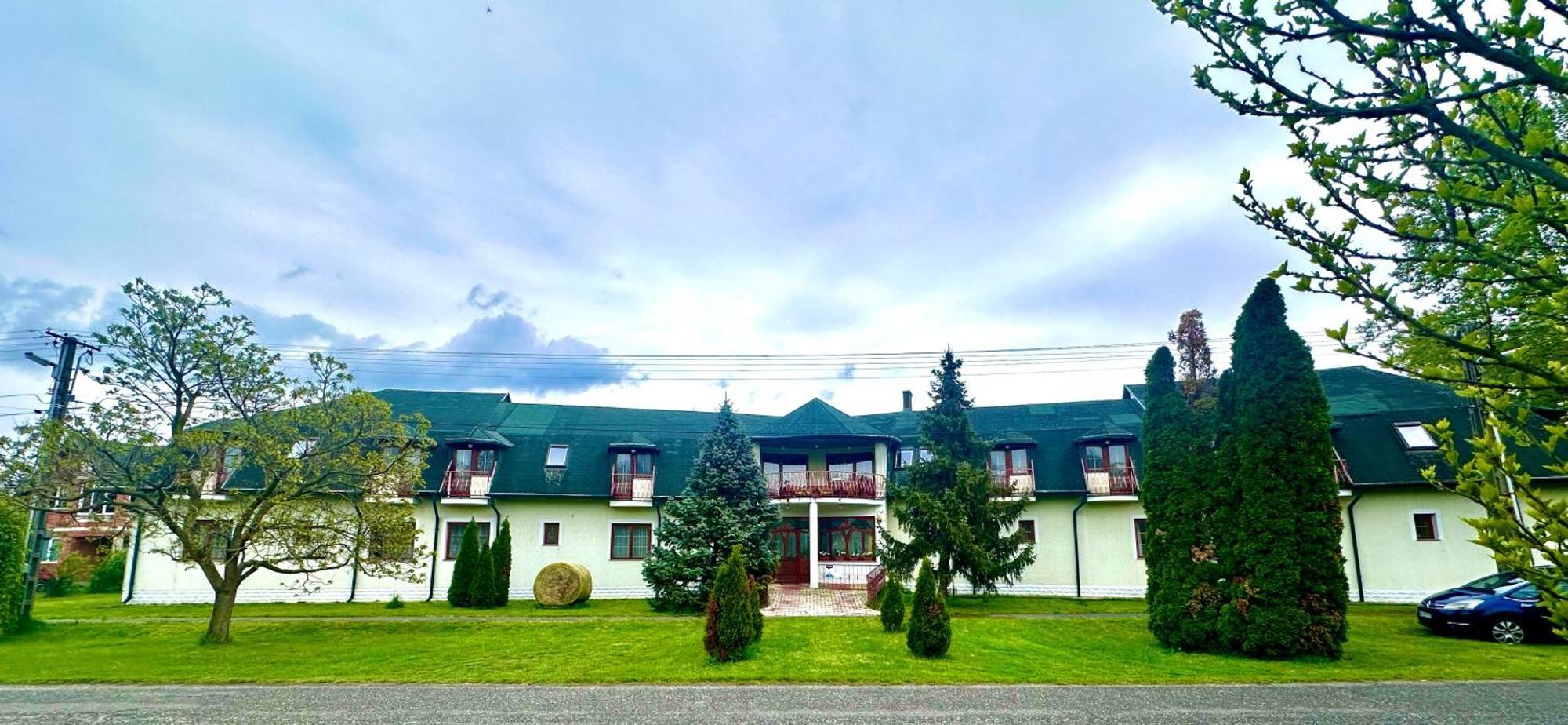 Eden Panzio Aparthotel Buk Ngoại thất bức ảnh