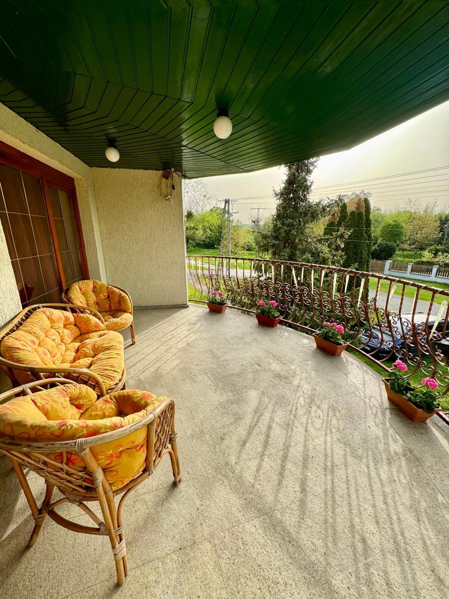 Eden Panzio Aparthotel Buk Ngoại thất bức ảnh
