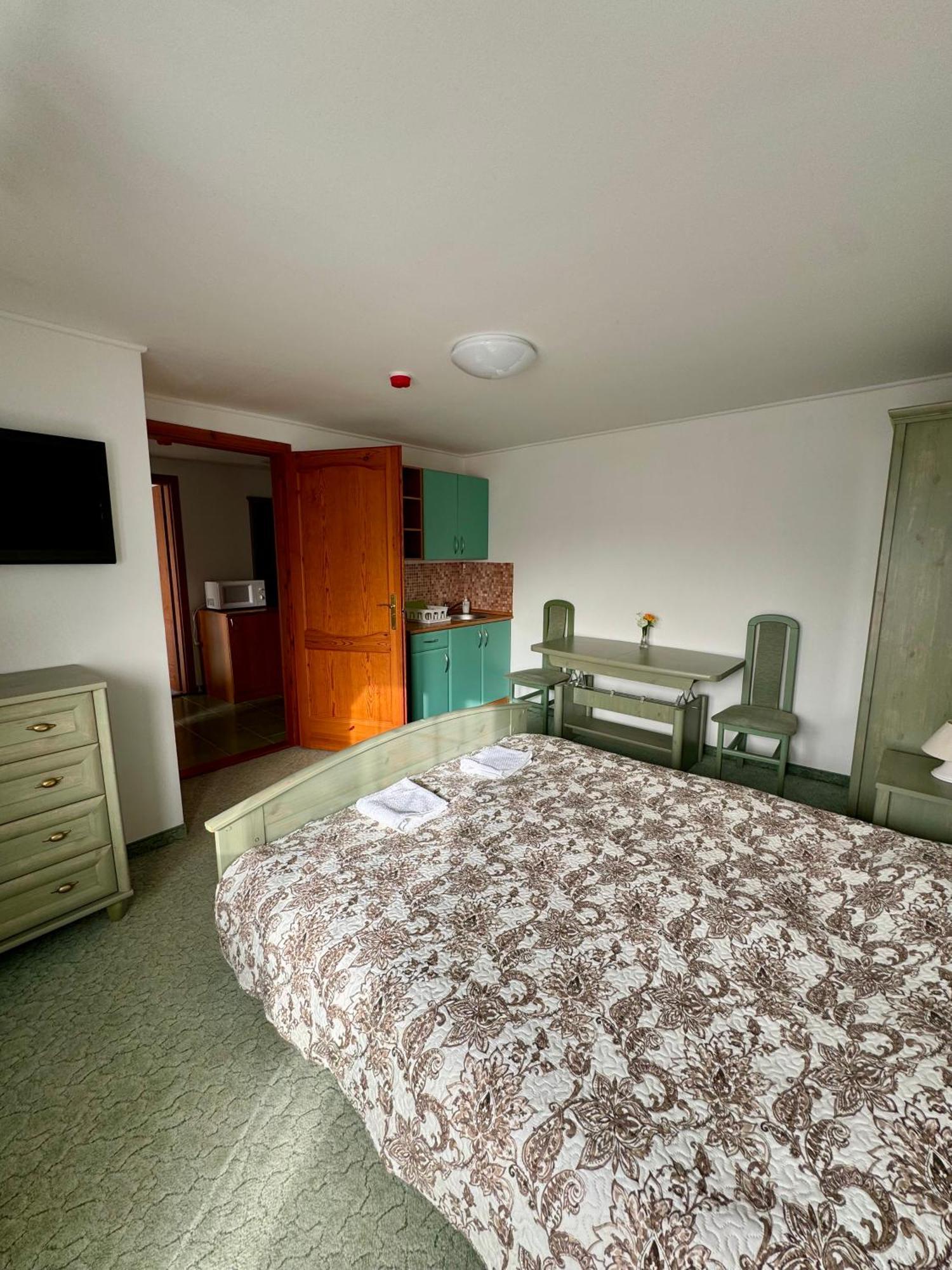 Eden Panzio Aparthotel Buk Ngoại thất bức ảnh